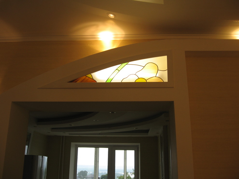 Витражи в нишах с подсветкой