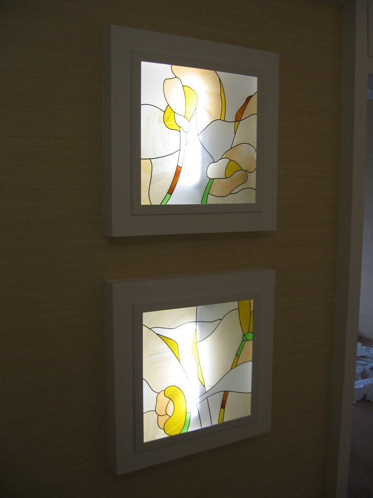 Витражи в нишах с подсветкой