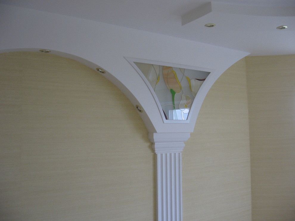 Витражи в нишах с подсветкой