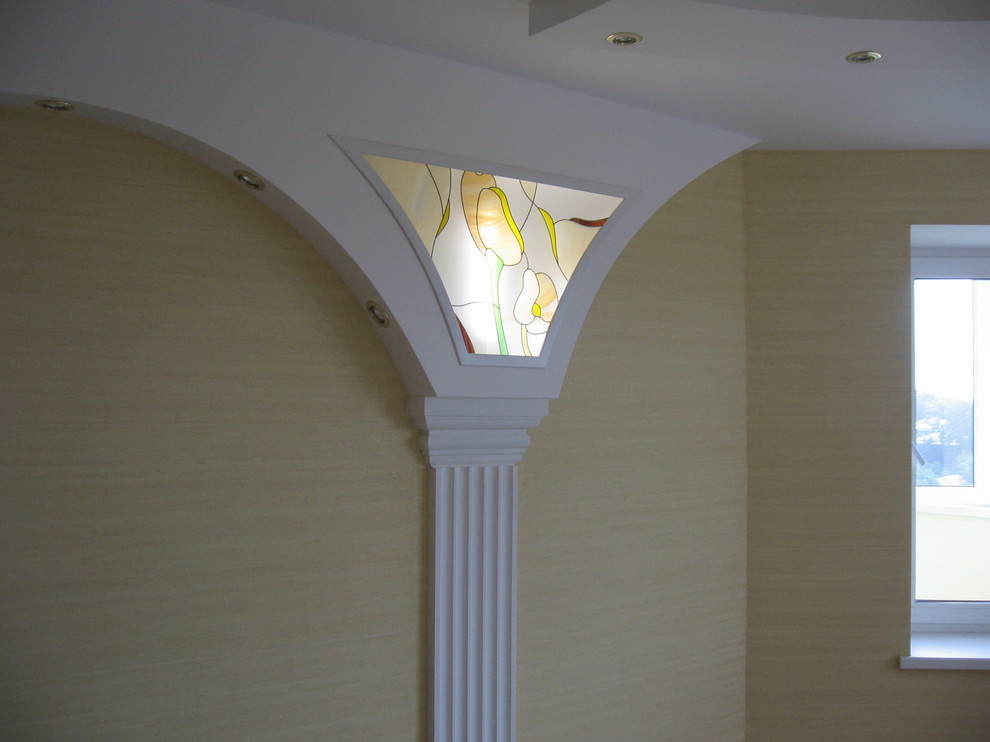 Витражи в нишах с подсветкой