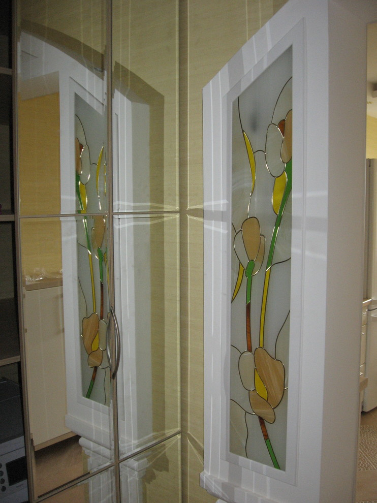 Витражи в нишах с подсветкой