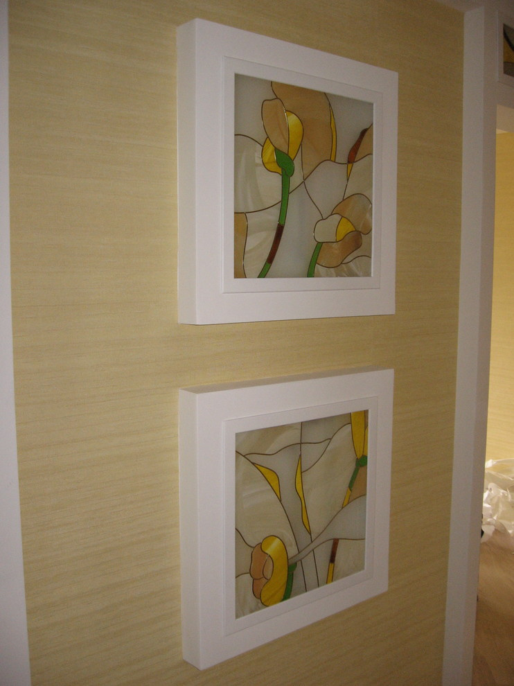 Витражи в нишах с подсветкой