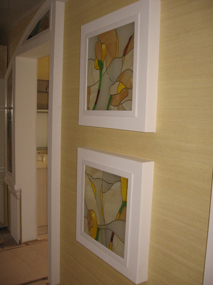 Витражи в нишах с подсветкой