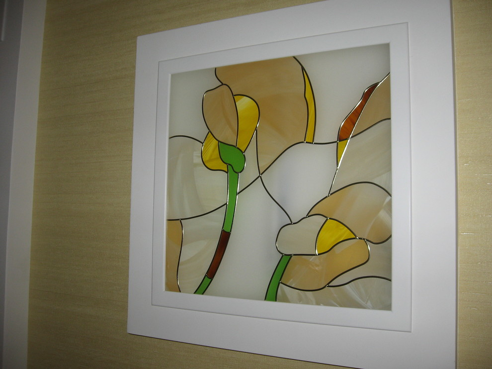 Витражи в нишах с подсветкой