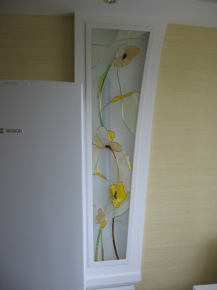 Витражи в нишах с подсветкой