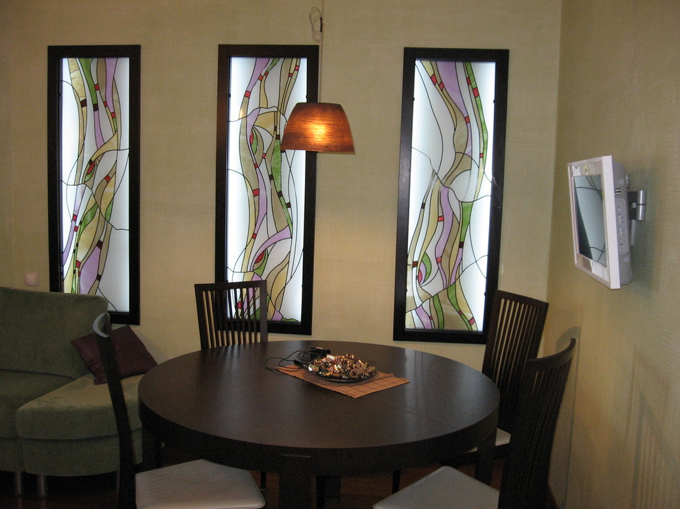 Витражи в нишах с подсветкой