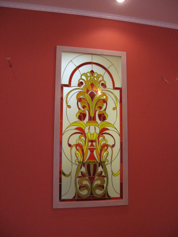 Витражи в нишах с подсветкой