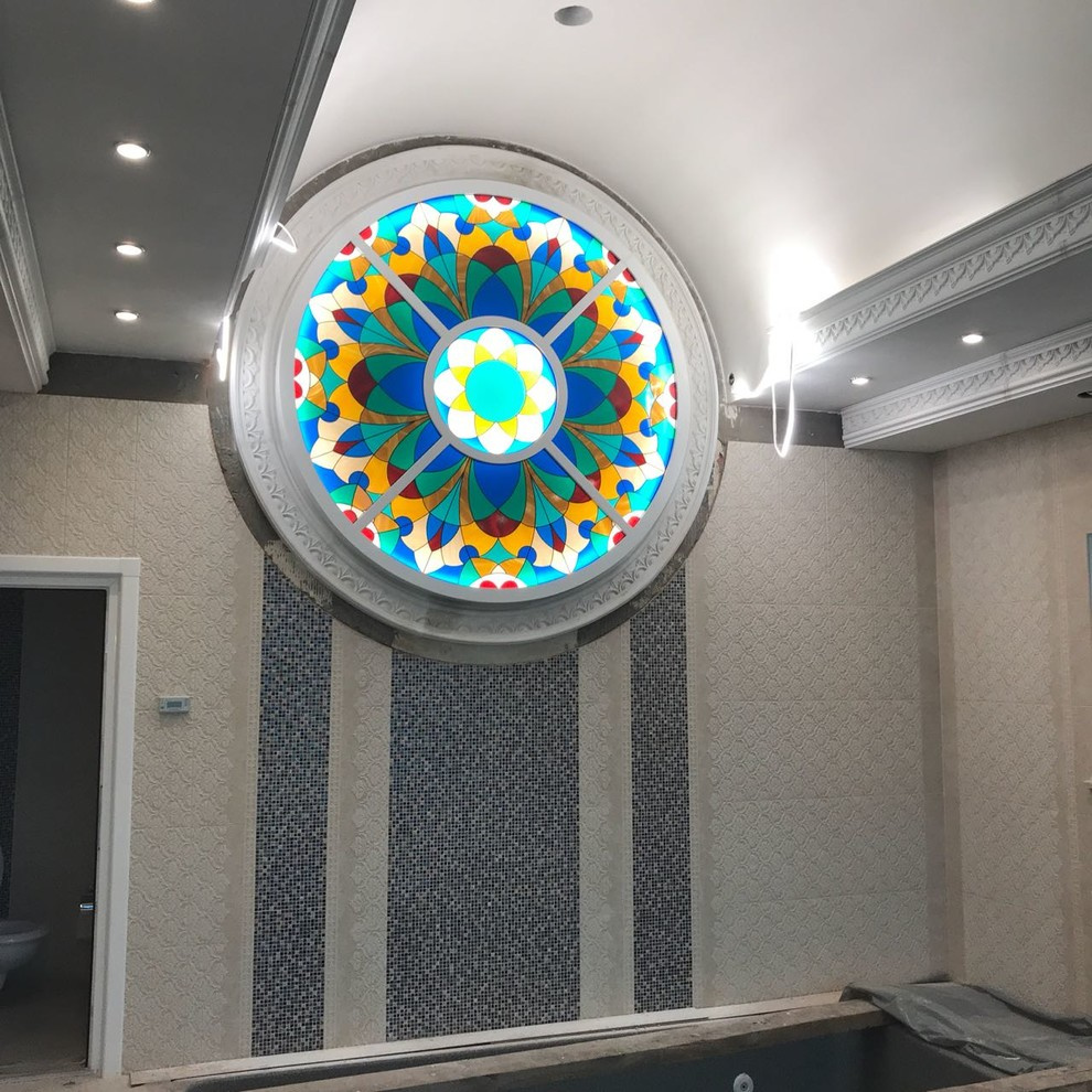 Витражи в нишах с подсветкой