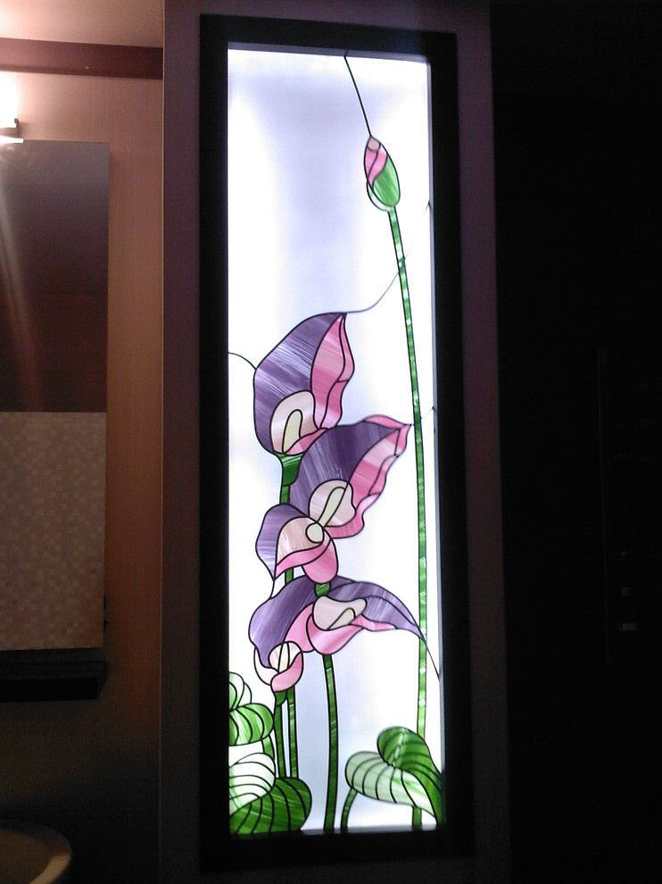 Витражи в нишах с подсветкой