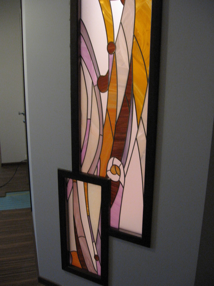 Витражи в нишах с подсветкой
