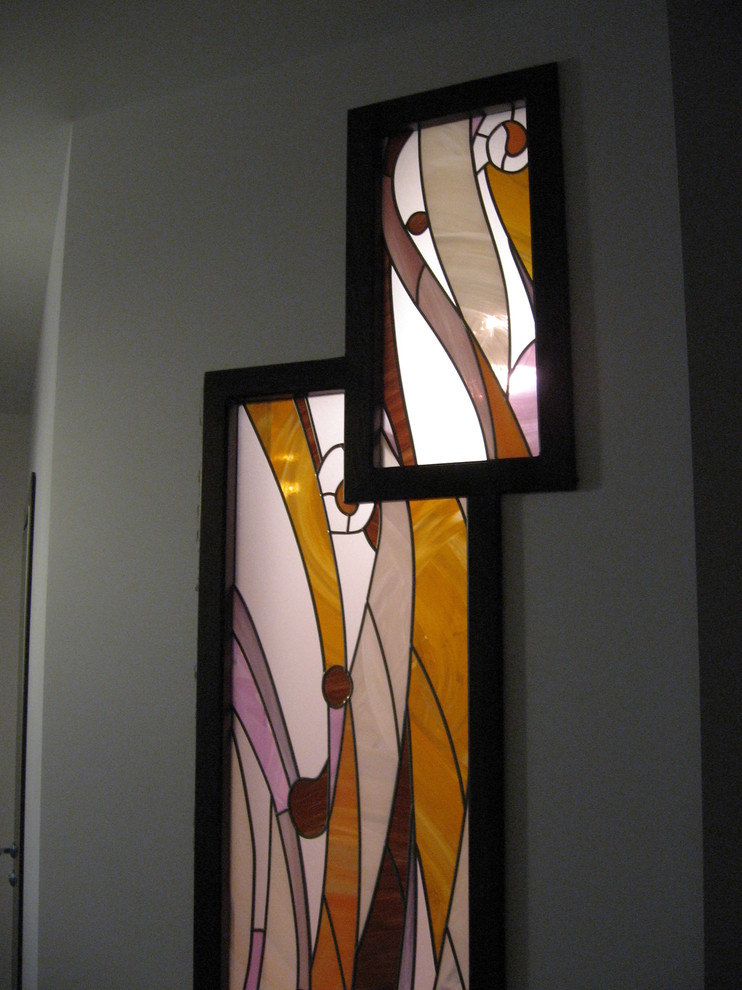 Витражи в нишах с подсветкой