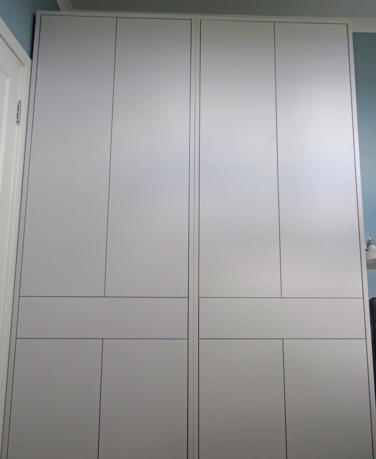 Шкаф с распашными фасадами raumplus