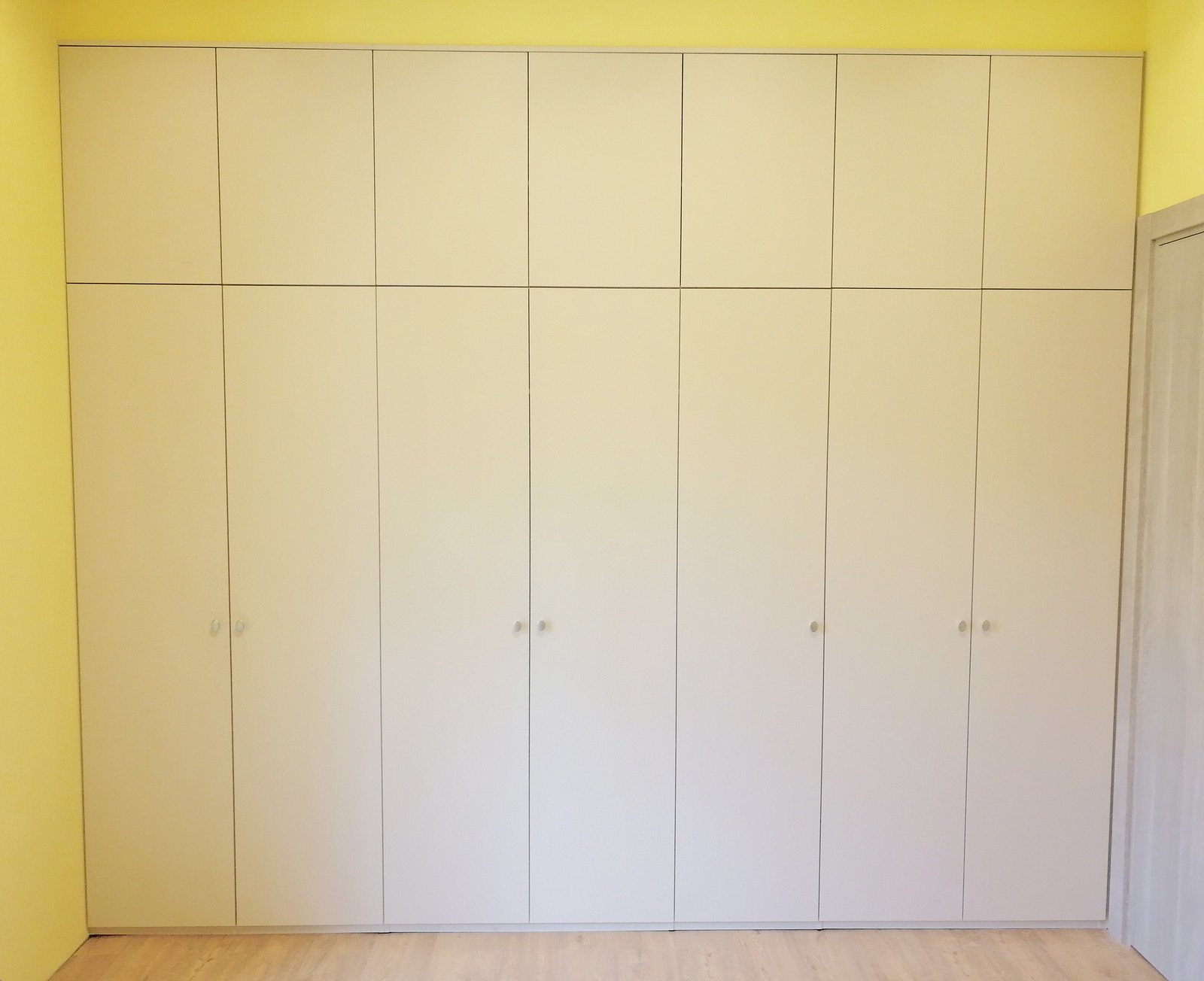 Шкаф с распашными фасадами raumplus