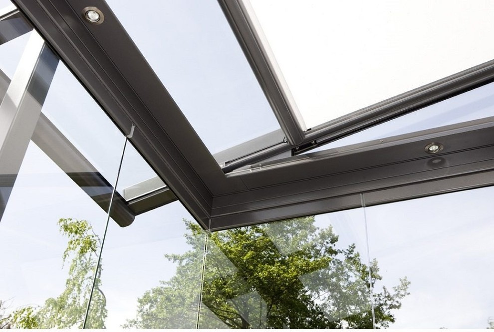 Терраса с поворотно-сдвижным остеклением по периметру и стеклянной крышей