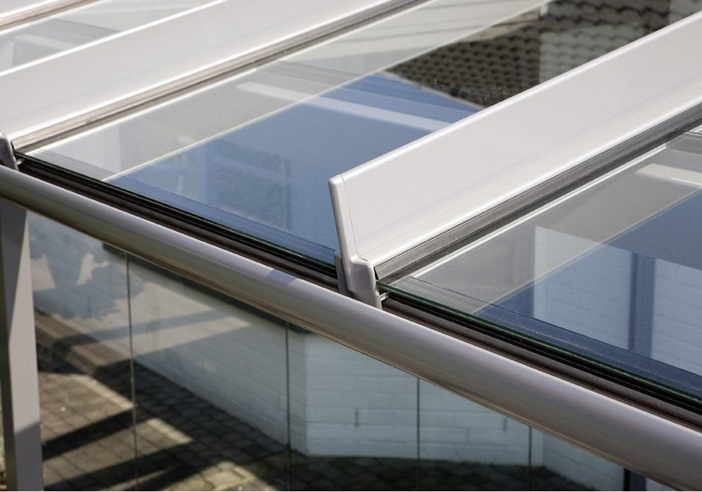 Терраса с поворотно-сдвижным остеклением по периметру и стеклянной крышей