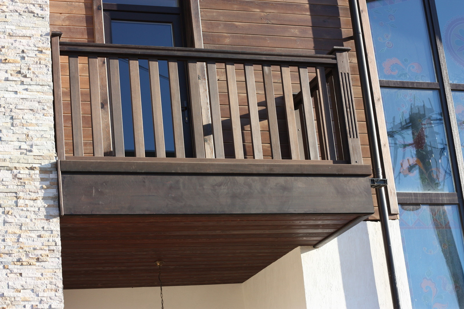 Балкон из массива сосны