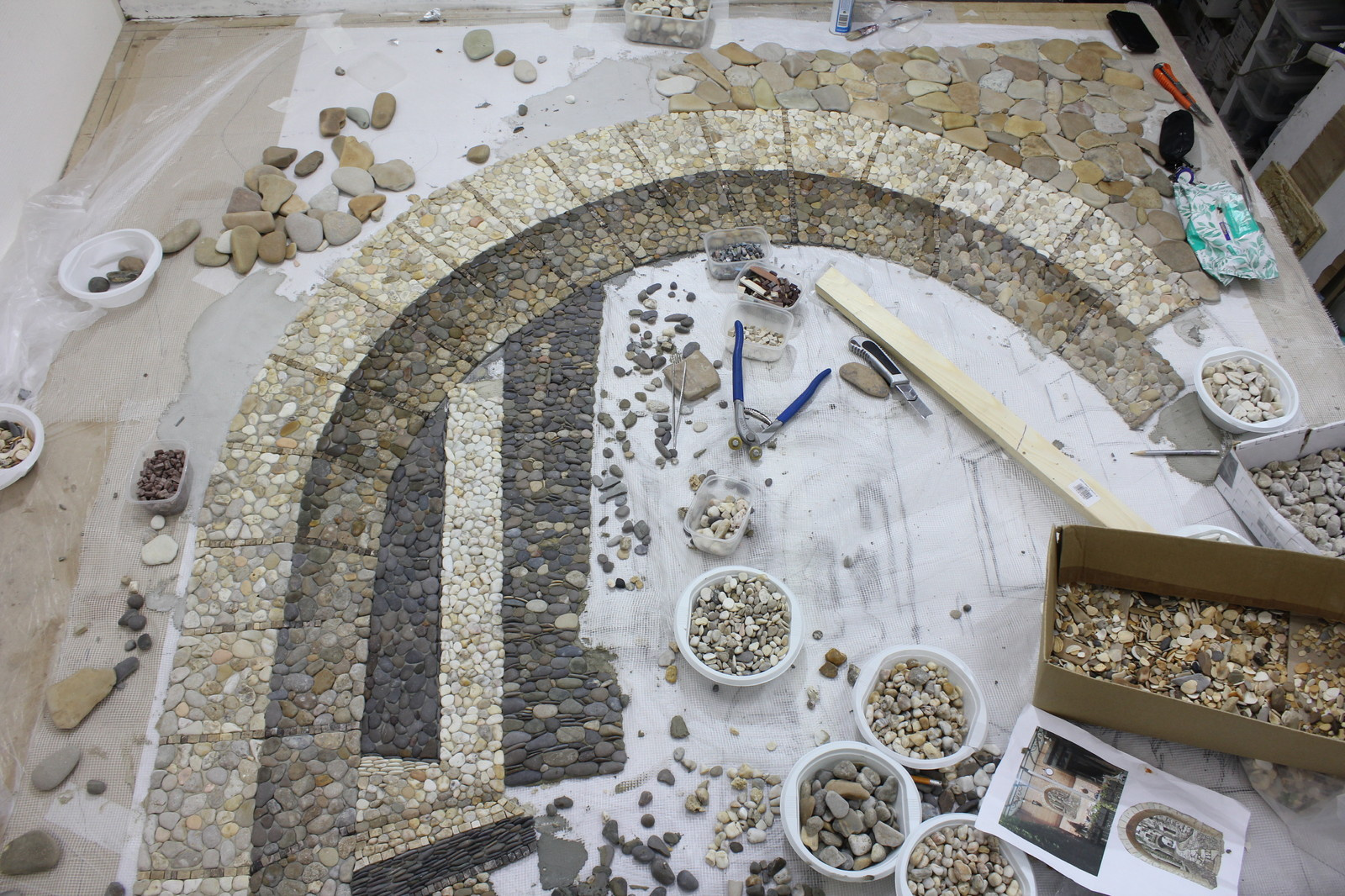 Панно из гальки на фасаде жилого дома