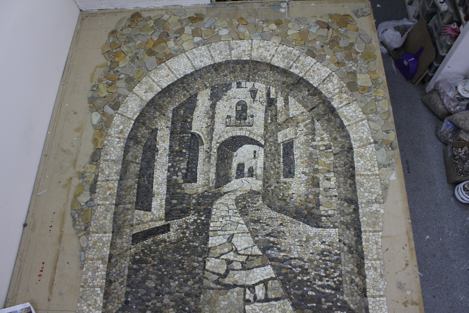 Панно из гальки на фасаде жилого дома