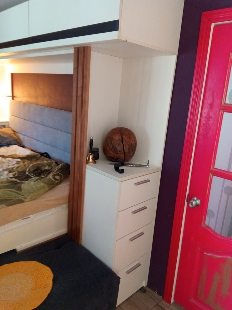 шкаф кровать с диваном и  декором из ясеня