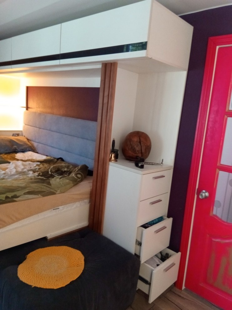 шкаф кровать с диваном и  декором из ясеня