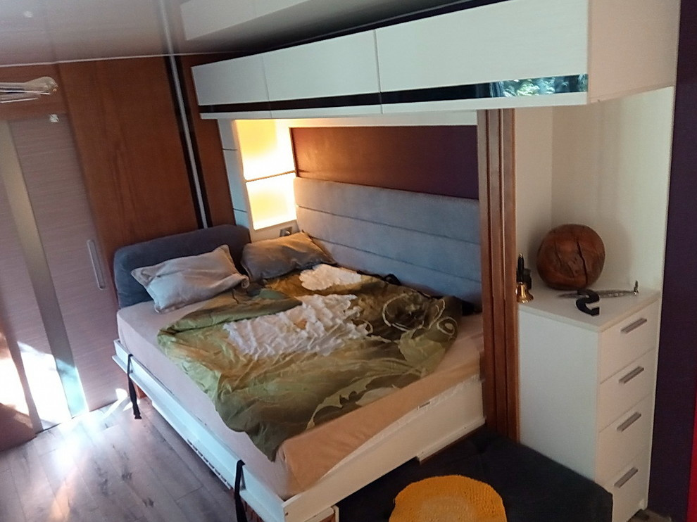 шкаф кровать с диваном и  декором из ясеня