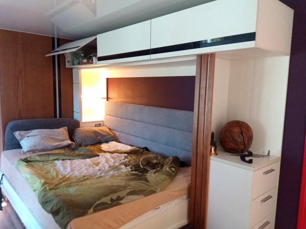 шкаф кровать с диваном и  декором из ясеня