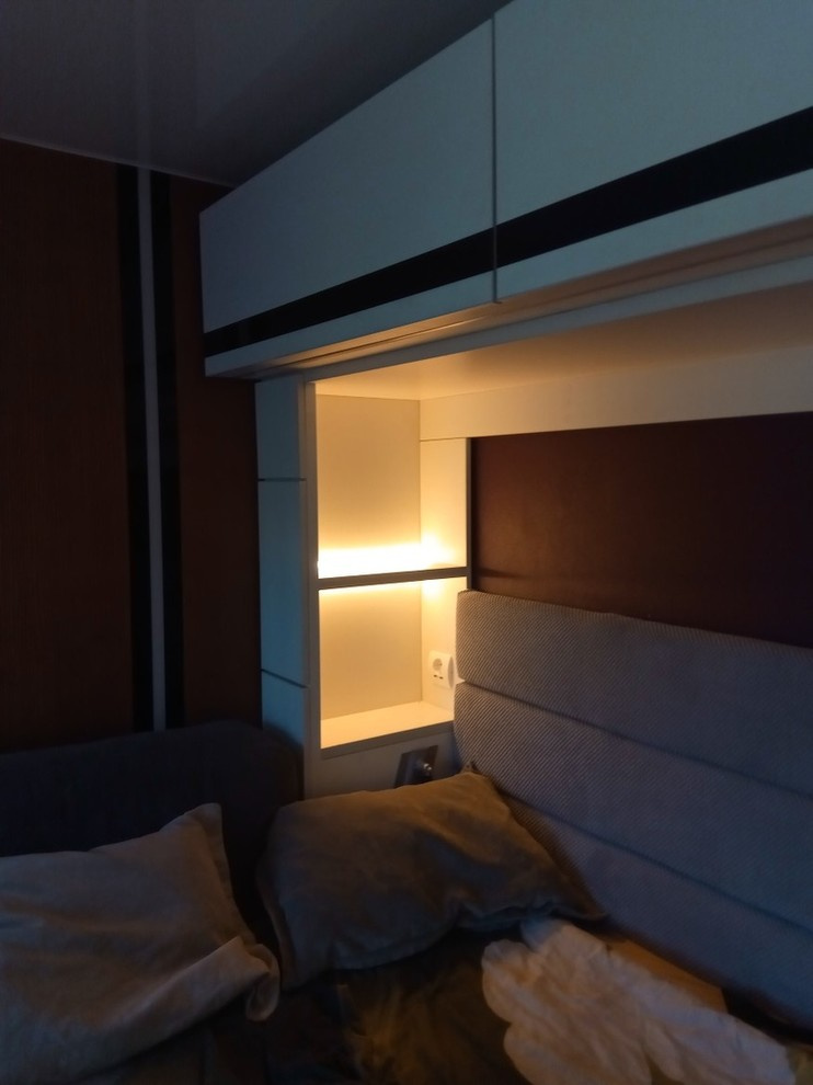 шкаф кровать с диваном и  декором из ясеня