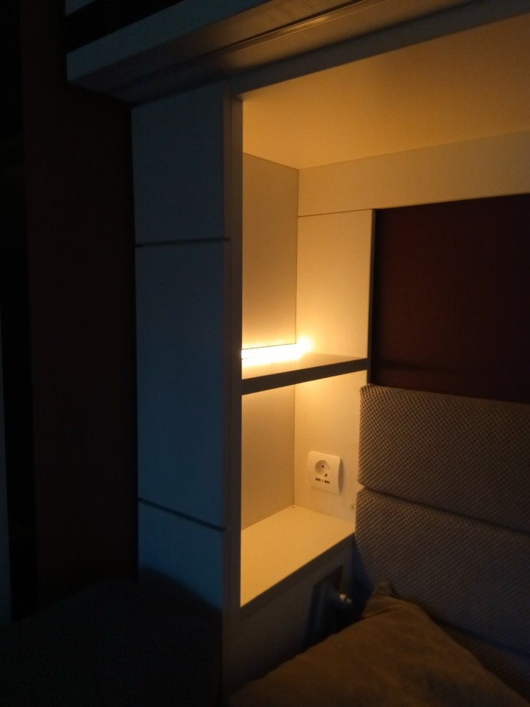 шкаф кровать с диваном и  декором из ясеня