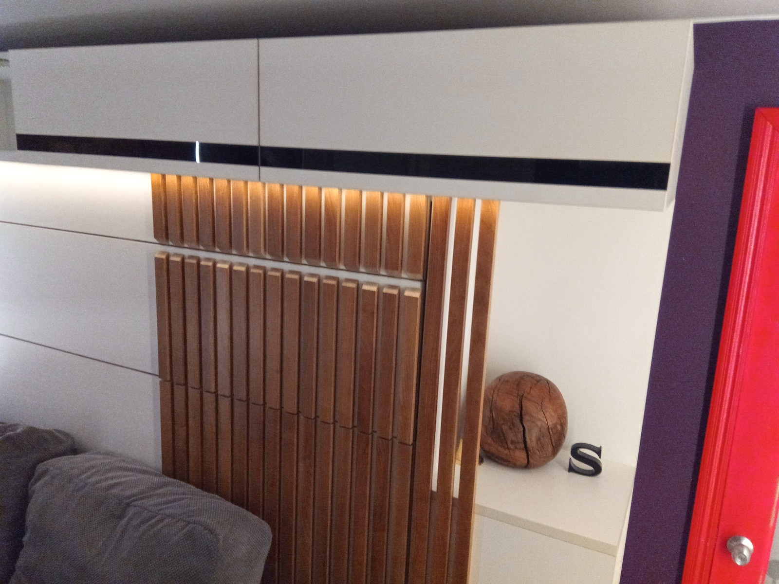 шкаф кровать с диваном и  декором из ясеня