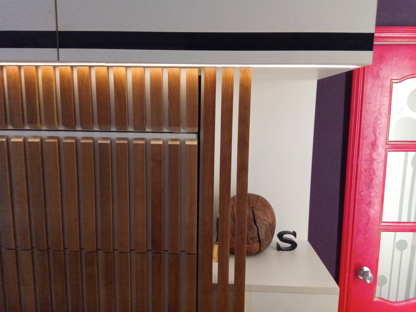 шкаф кровать с диваном и  декором из ясеня