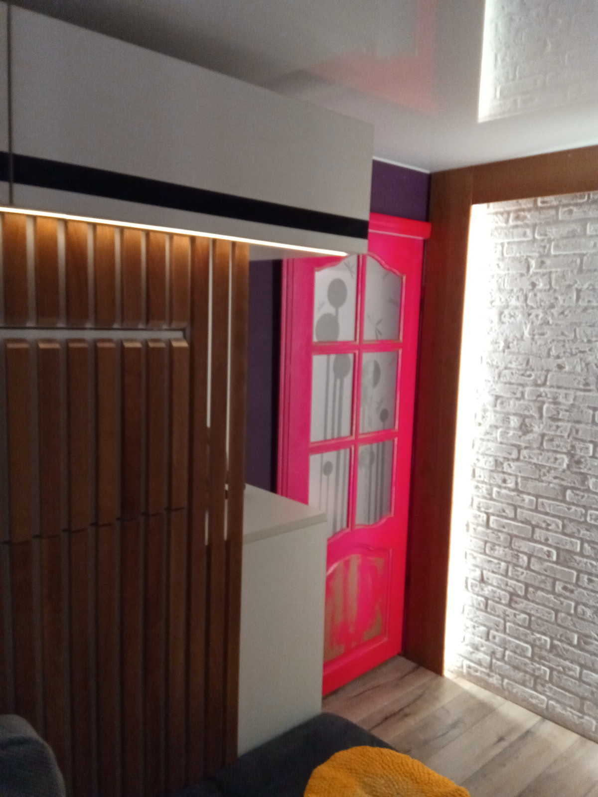 шкаф кровать с диваном и  декором из ясеня