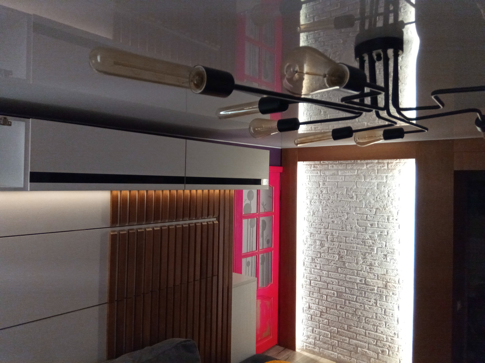 шкаф кровать с диваном и  декором из ясеня