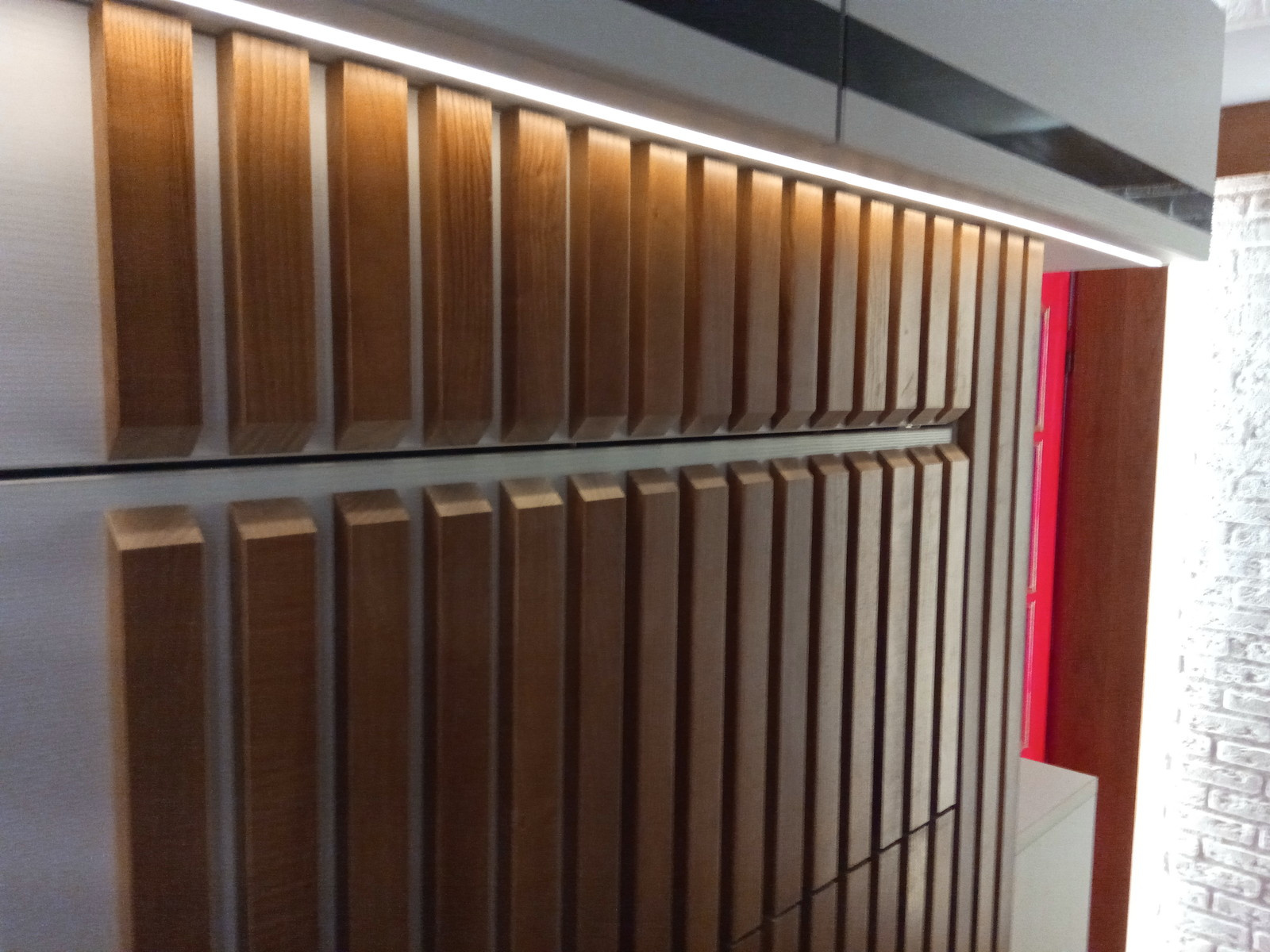 шкаф кровать с диваном и  декором из ясеня