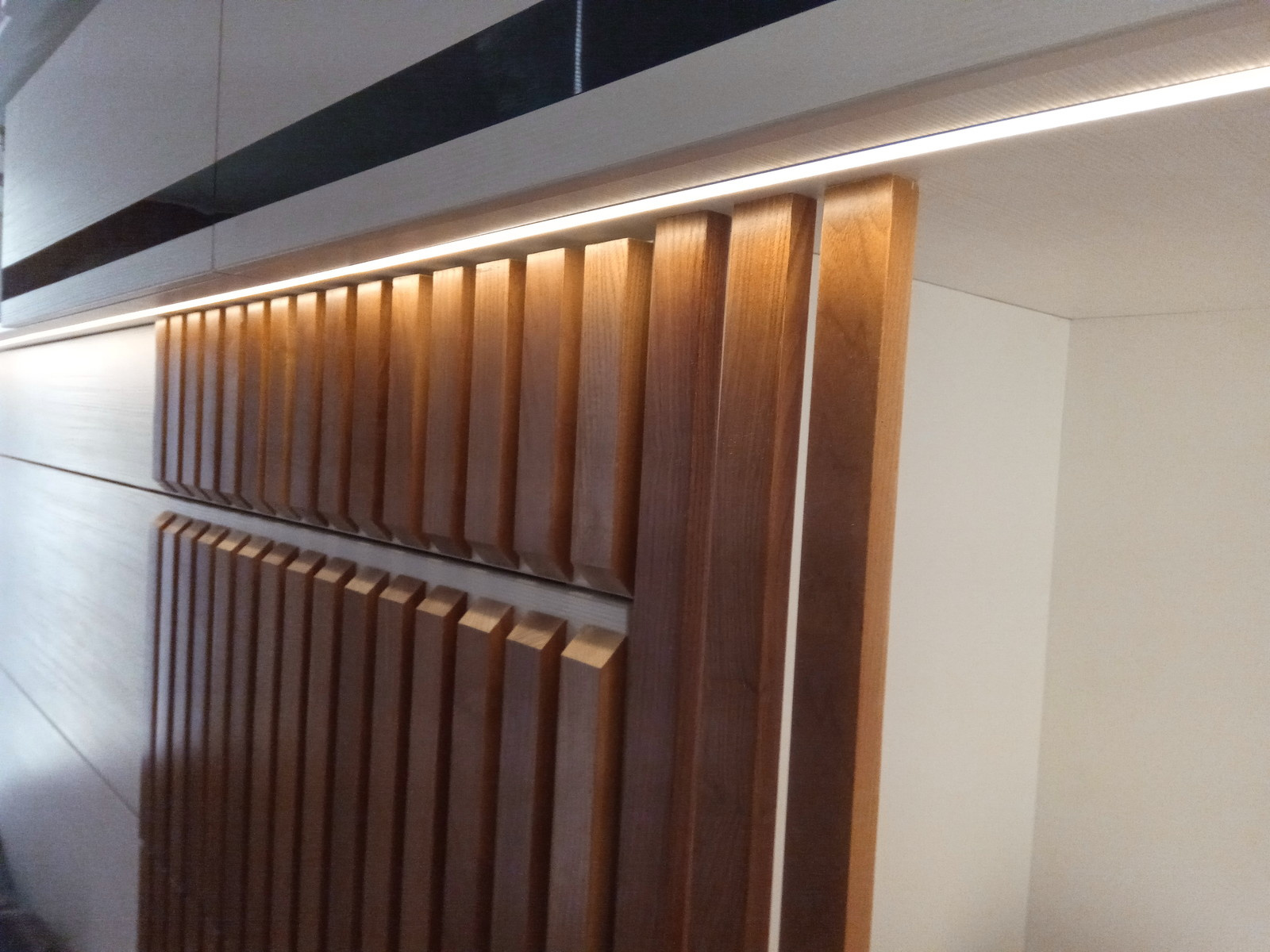 шкаф кровать с диваном и  декором из ясеня