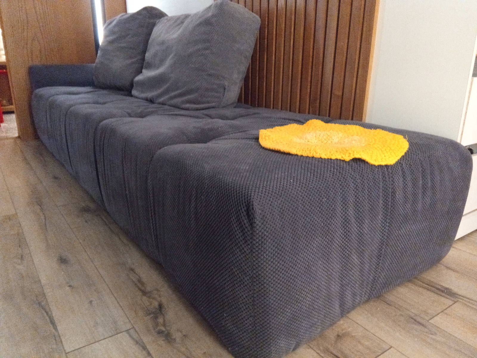 шкаф кровать с диваном и  декором из ясеня