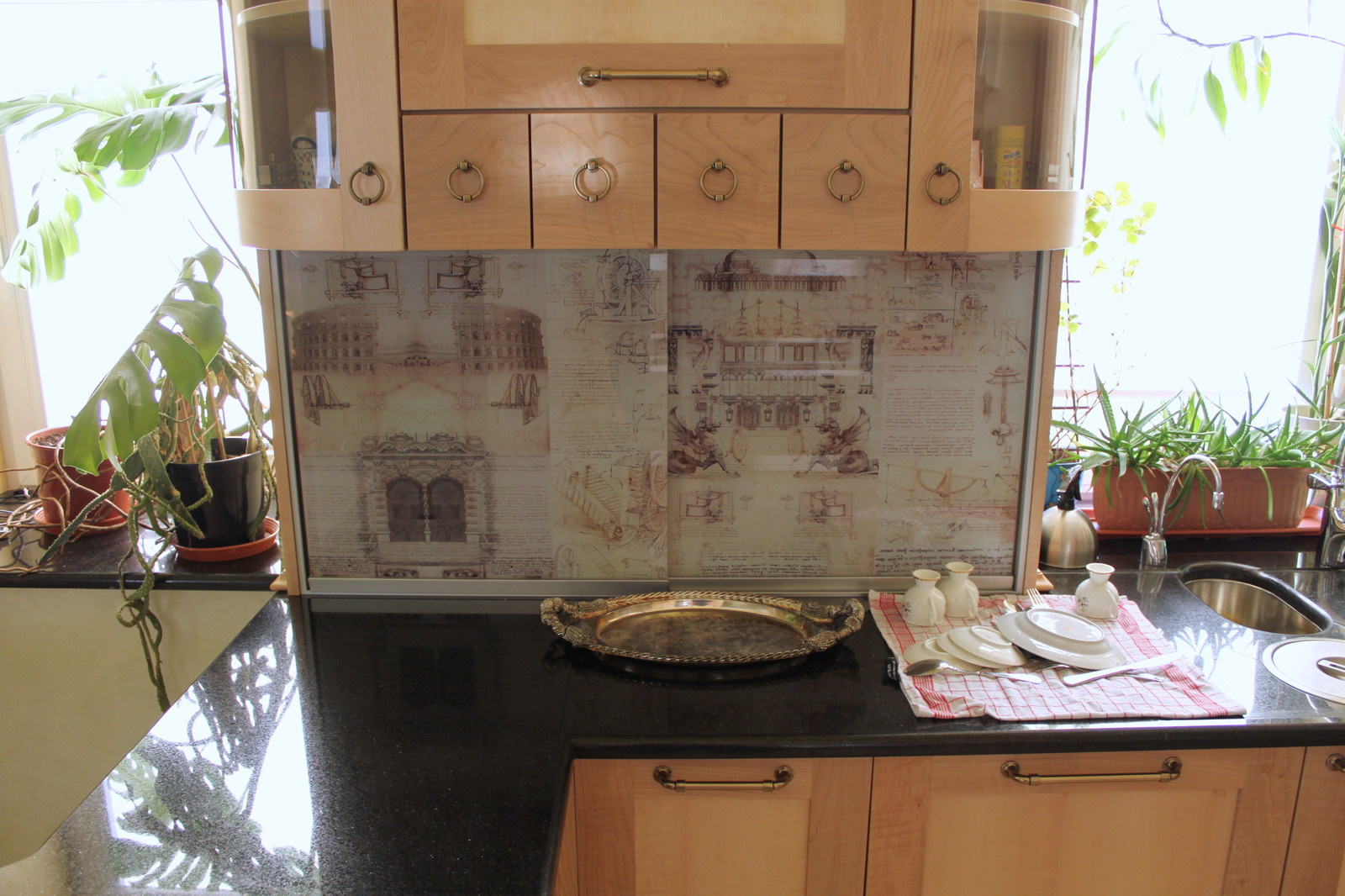 Кухня с кленовым фасадом и всякими хитростями