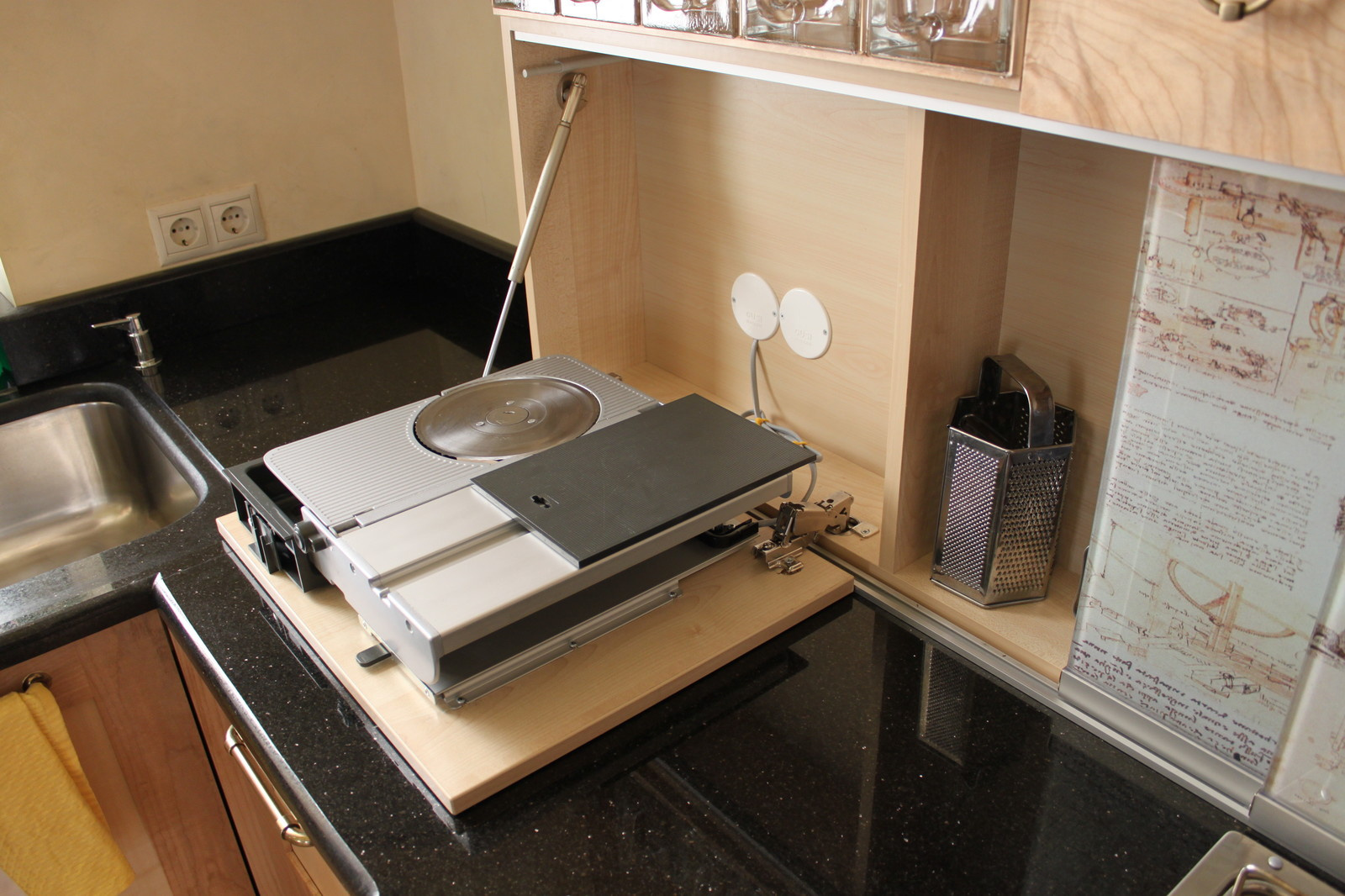 Кухня с кленовым фасадом и всякими хитростями