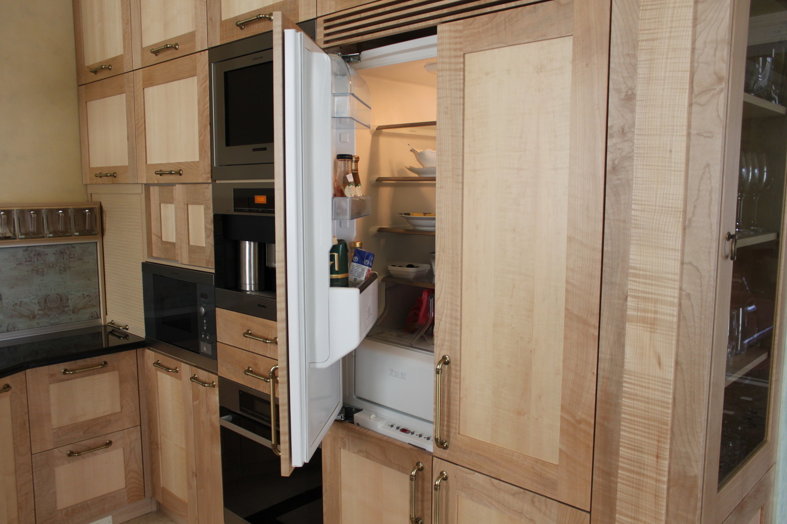 Кухня с кленовым фасадом и всякими хитростями