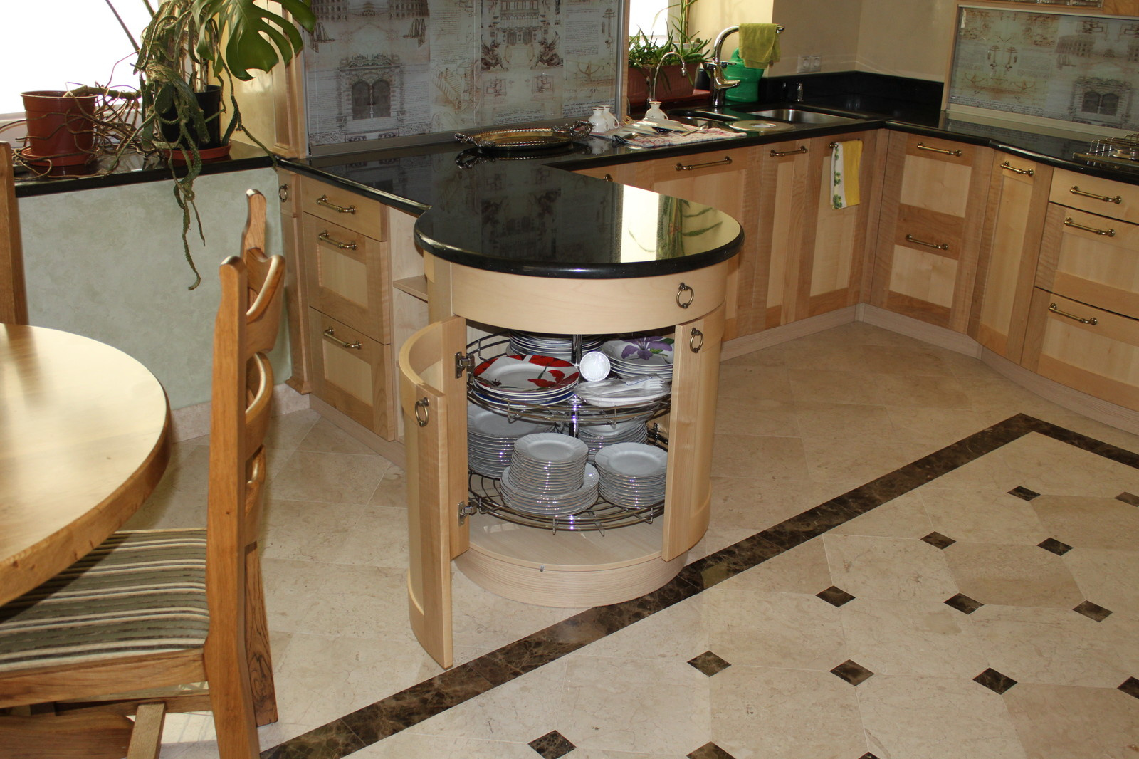 Кухня с кленовым фасадом и всякими хитростями