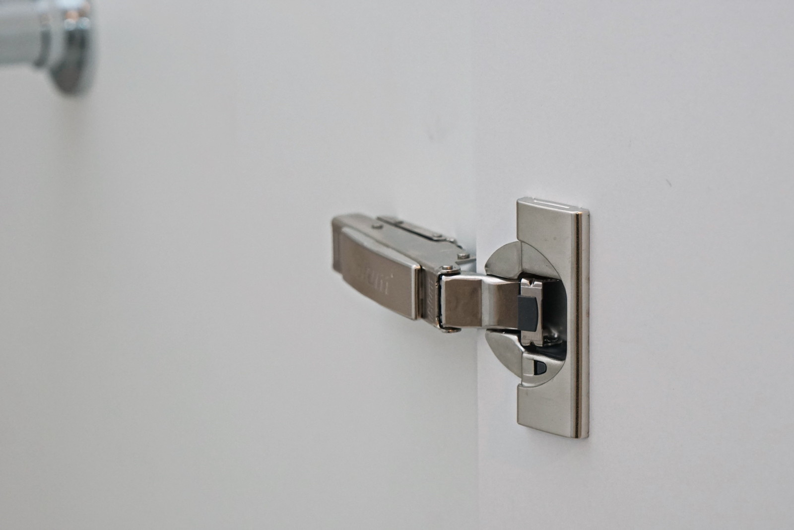 Прихожая, хозшкаф и ванная - всё в белом!