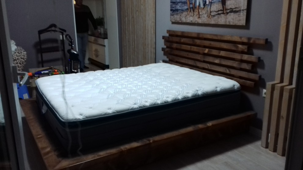 Кровать из массива кедра.