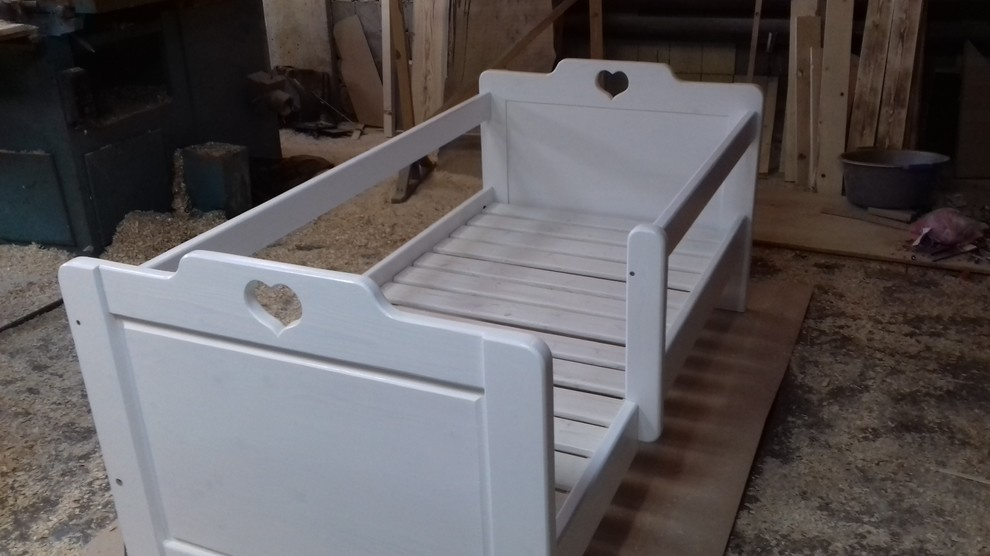 Детская кроватка из массива дерева.