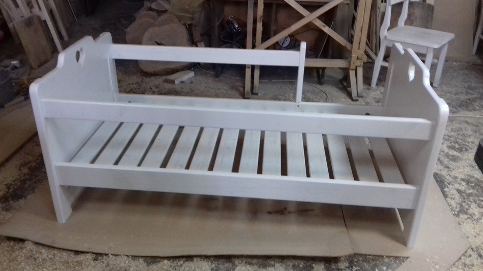 Детская кроватка из массива дерева.