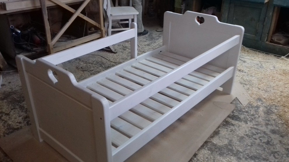 Детская кроватка из массива дерева.