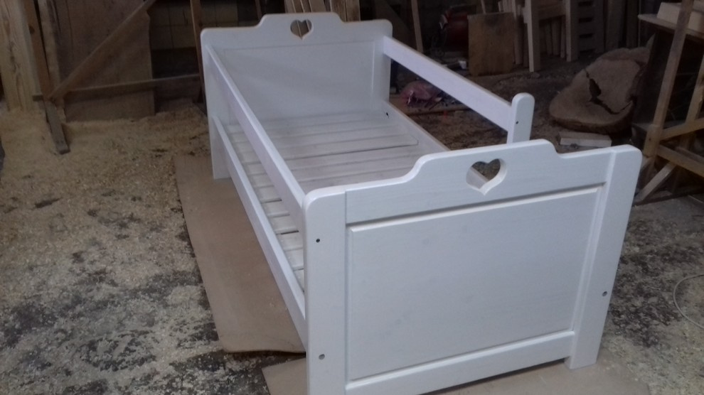 Детская кроватка из массива дерева.