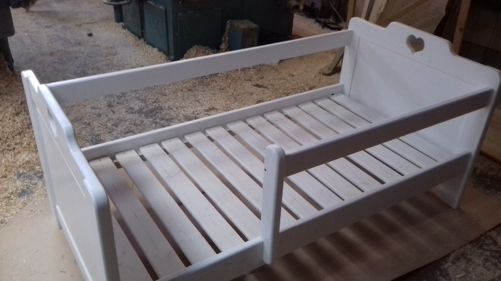 Детская кроватка из массива дерева.