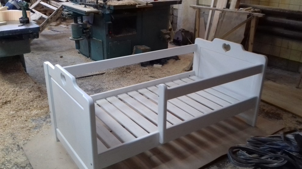 Обложка проекта: Детская кроватка из массива дерева.