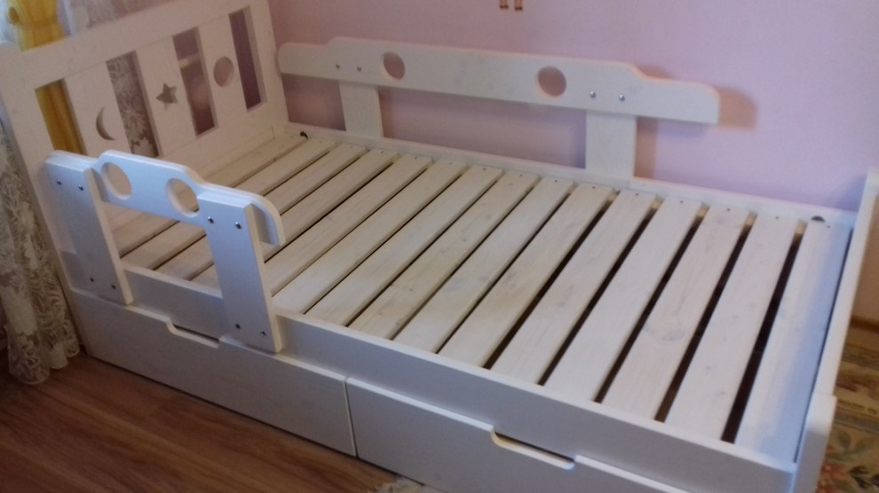 Детская белоснежная кроватка из массива дерева.