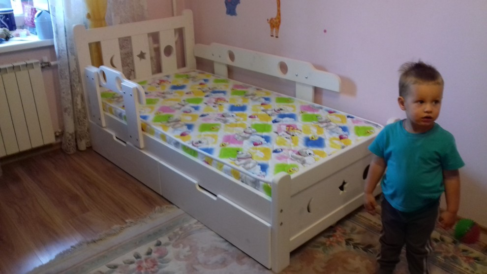 Детская белоснежная кроватка из массива дерева.