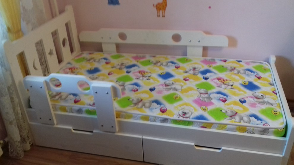 Детская белоснежная кроватка из массива дерева.